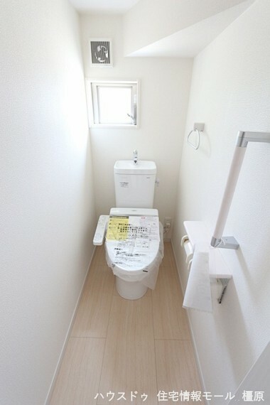 トイレ 2か所のトイレは朝の混雑緩和に活躍します。1・2階共に温水洗浄便座を完備しております。（同仕様）
