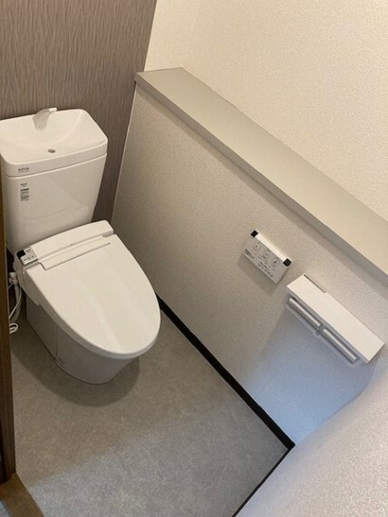 トイレ スッキリとしたデザインの温水洗浄便座付きトイレ。 2020年に撮影しております（ご入居前の写真です）