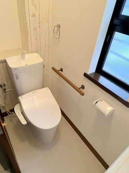 トイレ 便利な温水洗浄機能付きトイレできれいさっぱりですね。トイレは2か所設置されています。