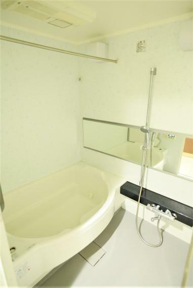 浴室 ゆったりとした広さのバスルーム。カウンターつきで小さなお子様との入浴にも便利です！