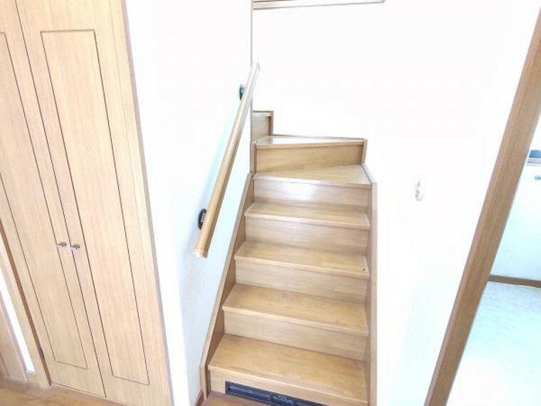 【リフォーム中】階段は床材の重ね張り、滑り止めの設置、壁紙の張替を行い明るく昇り降りのしやすいようにリフォームを行います。