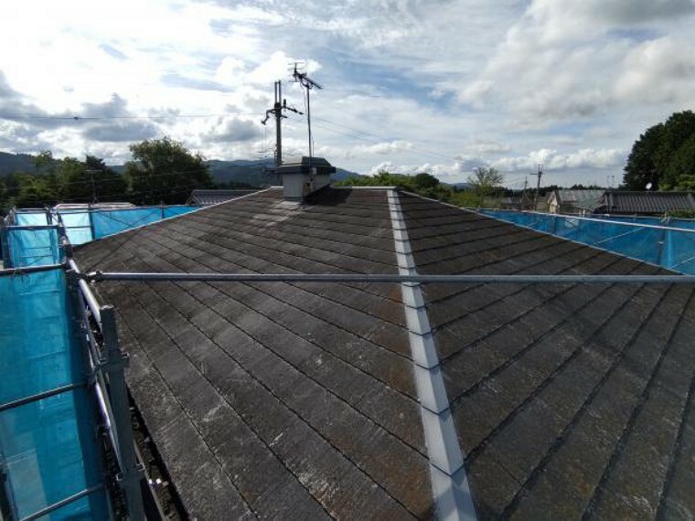 外観写真 【リフォーム中】屋根は洗浄後、塗装を行っていきます。雨風からお家を守る大事なリフォームになります。