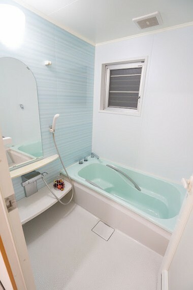 浴室 ゆったりと足を伸ばして入浴できるバスルームは小窓付きで換気も安心！