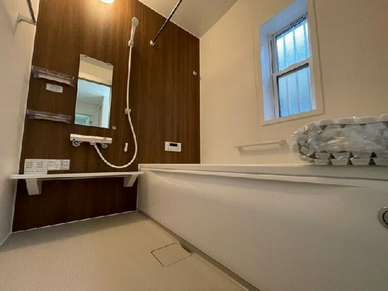 D号棟:浴室（同形状・同仕様写真）・・・窓のついた明るい浴室には、浴室乾燥機も設置。雨の日の洗濯物も安心です。