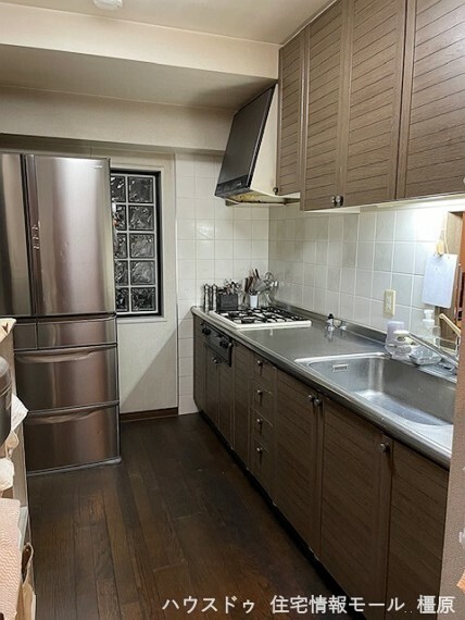 キッチン 吊戸棚があり、沢山の調理器具や食器もすっきり片付きます。洗面・浴室へ直接入れる設計です。