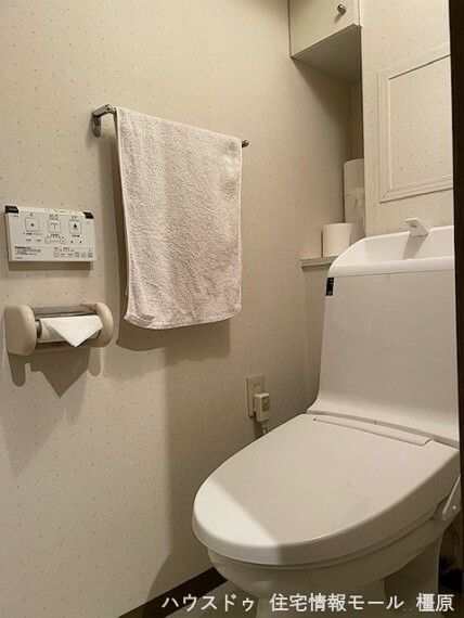 トイレ 2014年に温水洗浄便座を新調されました。こちらにも収納棚をもうけております。