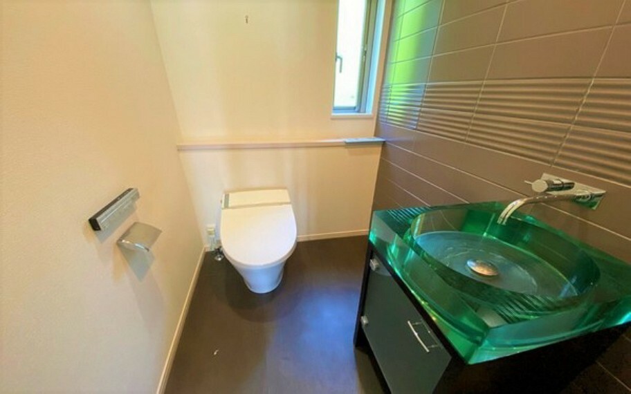 トイレ トイレは明るい空間でゆとりがあります。