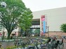 スーパー イオンスタイル東神奈川 1階は午後11時まで、その他のフロアーは午後9時までの営業となっています。生活雑貨や食料品を買うような場所です