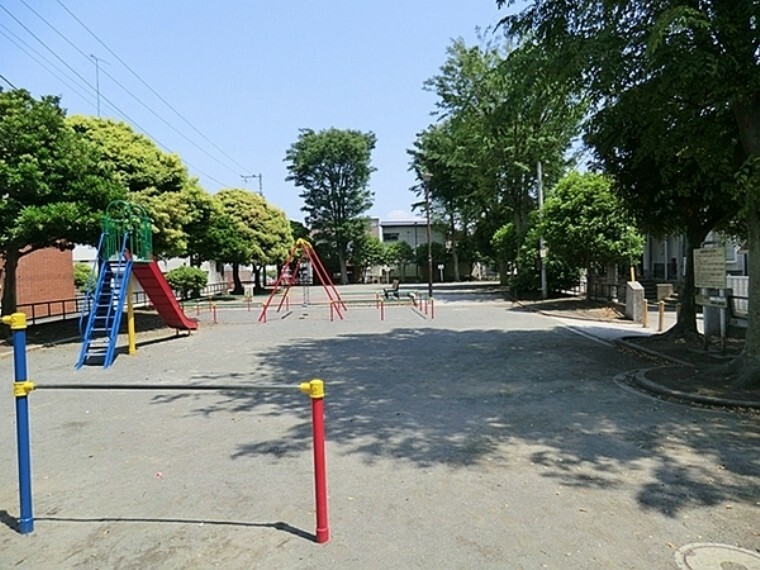 公園 白幡西町公園 白幡西町公園は横浜市神奈川区にある住宅街の十分な広さの公園です。公園の設備には水飲み・手洗い場があります。