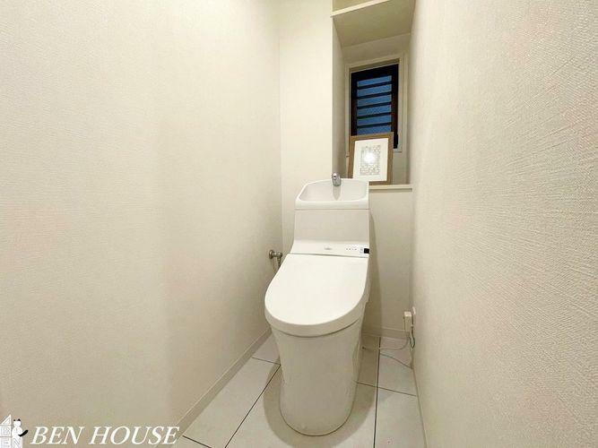トイレ トイレ・快適なトイレタイムに欠かせない温水洗浄便座つきトイレ。窓付きのため、換気もしやすい空間です。