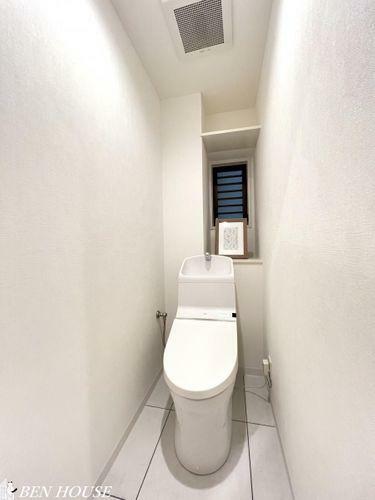 トイレ シャワートイレ・快適なトイレタイムに欠かせない温水洗浄便座つきトイレ。窓付きのため、換気もしやすい空間です。