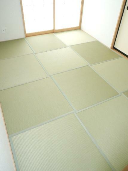 和室 緑を基調とした室内が癒しを与えてくれます。やはり日本人には和室が必要ですね。