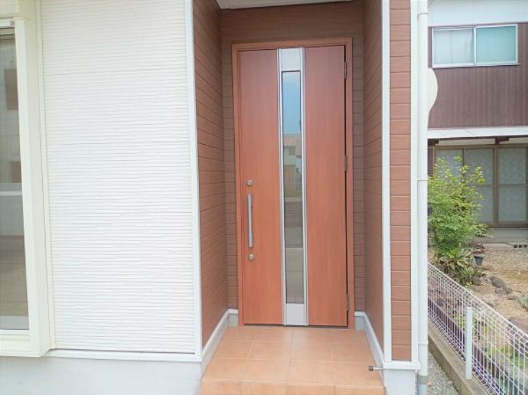 玄関 【リフォーム済】玄関ドアの写真になります。おうちの顔にふさわしい大きな玄関ドアです。