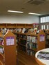 図書館 子供のためのコーナー「子ども室」が設置されており、絵本の読み聞かせを行なうおはなし会を定期的に催しているほか、夏休みや春休みには映画会や人形劇、工作などを行なっています。
