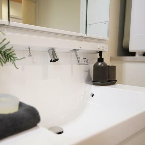 発電・温水設備 洗面台は洗面器とカウンターが一体になっていることで凹凸がなく、掃除しやすく汚れにくい仕様の「キレイアップカウンター」です。