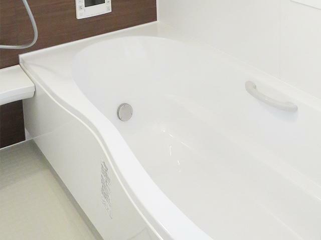 発電・温水設備 全身を包み込むような入浴感を得られるロングサイズの浴槽。排水栓は指一本で簡単に開閉できるプッシュワンウェイタイプです。