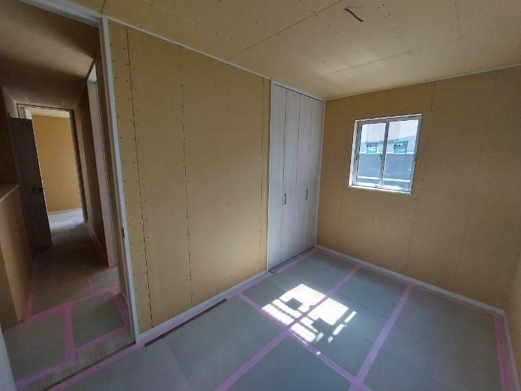 洋室 【B棟】天井まで収納できるクローゼットでお部屋もスッキリしますね。室内（2022年05月）撮影