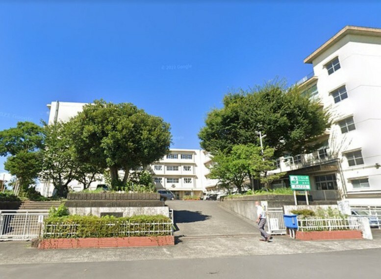 生徒数約550人。静岡市内でも生徒数の多い学校。このパワーを基に「明るいあいさつ」「ひびく歌声」「きれいな学校」の3つの努力点を通して観山中らしい文化をつくろうと日々取り組んでいる。（約2,500m）
