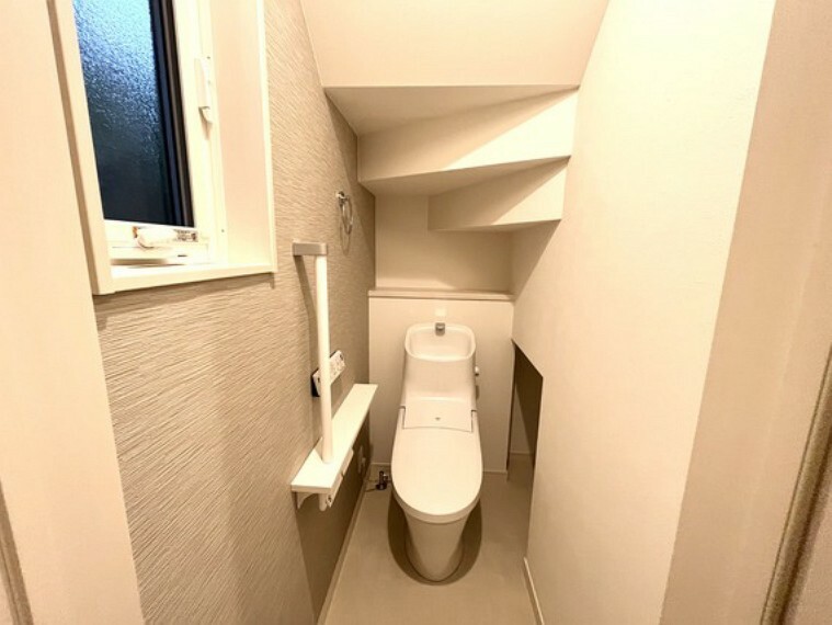 トイレ 超節水＋節電機能!!フチがない便器なのでお手入れ手間なし、ノズルシャッターがついて清潔に保てます。1階と2階にトイレは完備！