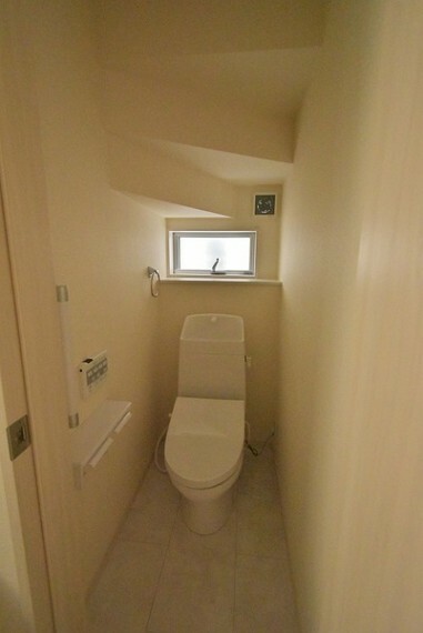 トイレ 階段下スペースを有効活用した1階トイレ。　 無駄なスペースがなく住空間を広くとっている間取りです。 小窓があり通気性良好