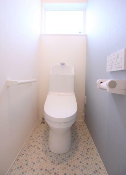 トイレ トイレは1階と2階で合計2箇所についております。朝の混雑する時間帯も安心です。 ※こちらは過去の施工事例写真です