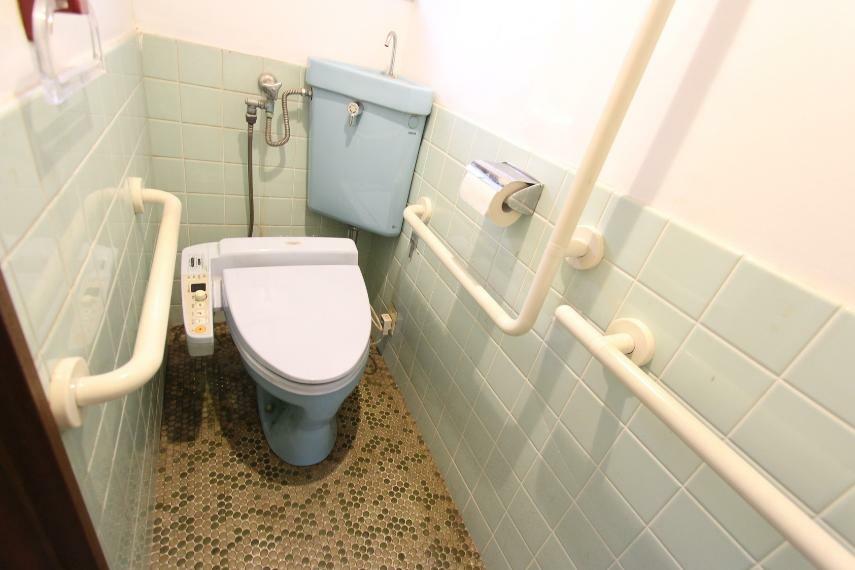 トイレ 1階ウォッシュレット付きトイレです。窓がついています。密閉された空間だからこそ、外気を取り込んだほうが気持ちが良いですよね○