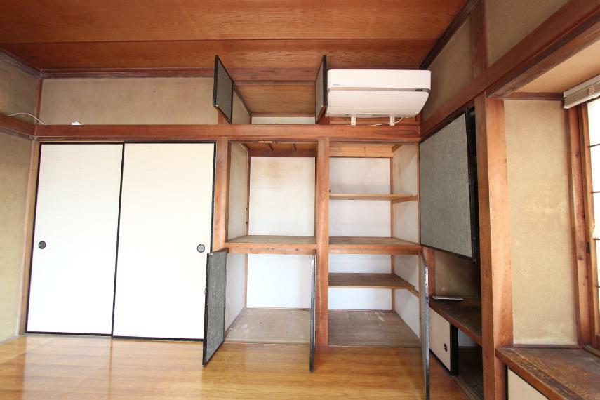 収納 1階8畳洋室　各居室に収納を完備しております。