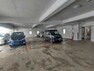 駐車場 【駐車場】当マンションには敷地内駐車場がございます（10,000円/月）。屋内に駐車スペースがあるので雨の日もラクラク移動が出来ます。