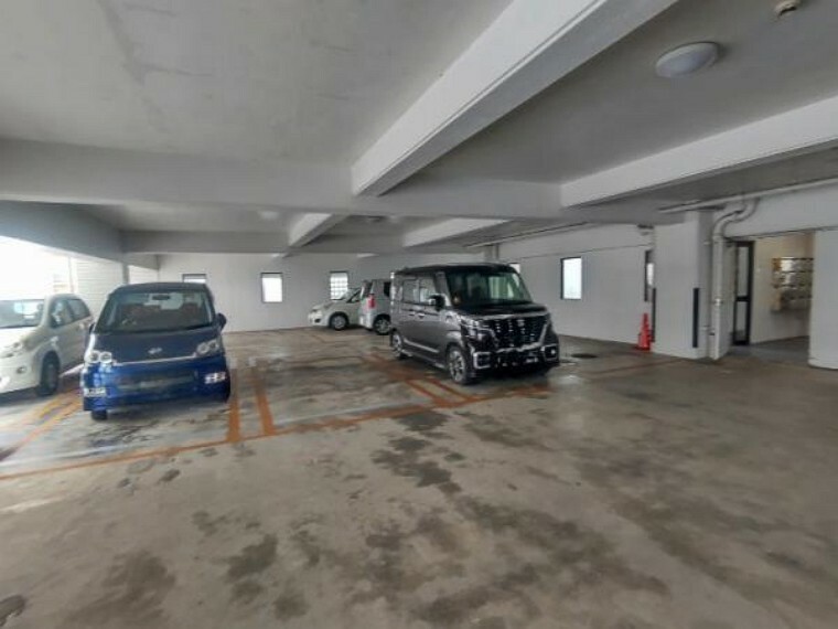 駐車場 【駐車場】当マンションには敷地内駐車場がございます（10,000円/月。2022年10月現在。）屋内に駐車スペースがあるので雨の日も濡れずに荷物の移動ができます。