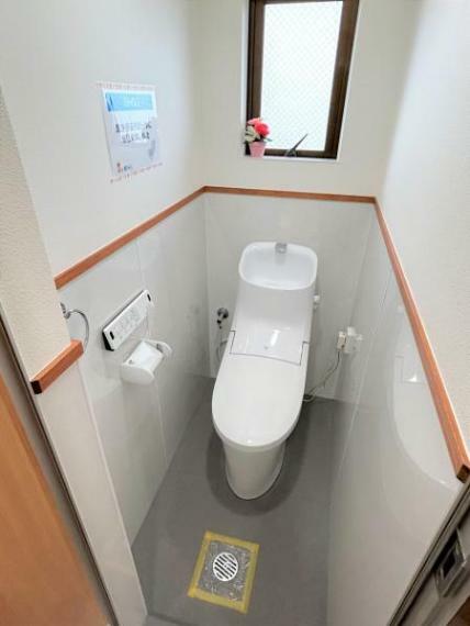トイレ 【リフォーム済】既存のトイレは撤去後LIXIL製の温水洗浄便座に新品交換しました。一部の壁や床は水洗いや拭き掃除のしやすい床材上張り、パネルを張りました。