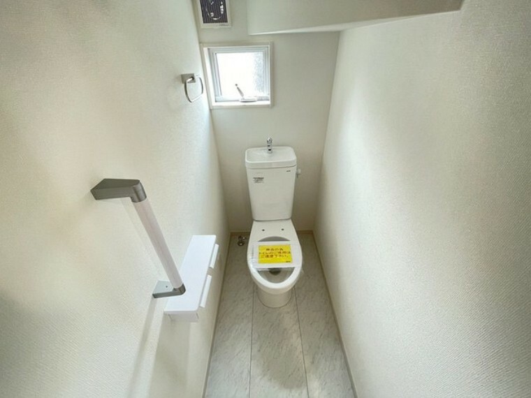 トイレ 最近では見た目の良さからタンクレストイレが流行ってきていますが、停電時に水が流せなかったり、故障時の費用が高くなるなどのデメリットがあり、やはりタンク付きトイレの使い勝手の良さが見直されています。
