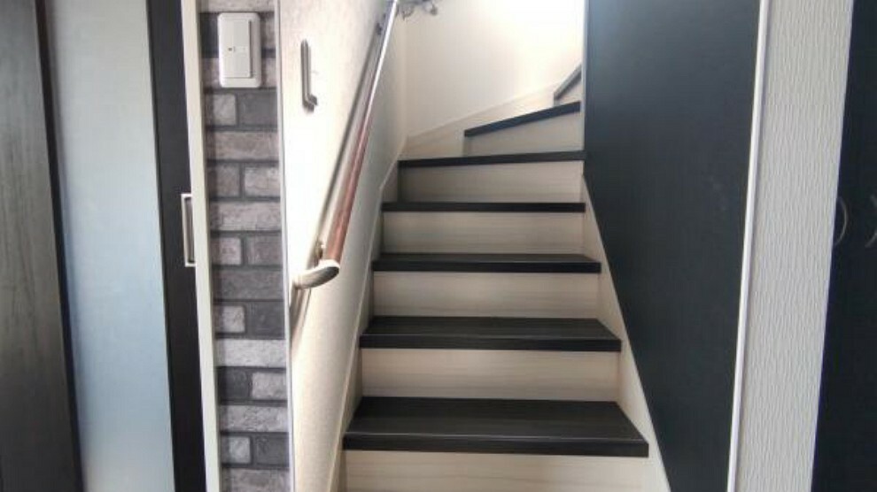 【リフォーム中】1階から2階への階段を撮影。手すりが設置されていますので、小さいお子さんが1人で2階に行くときも安心ですね。クリーニングと手すりの強度確認を行います。