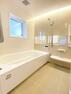 浴室 壁は、ホワイトとベージュ系で清潔感のある浴室にしました。ワイドミラーの視覚効果で浴室も広く感じられます。