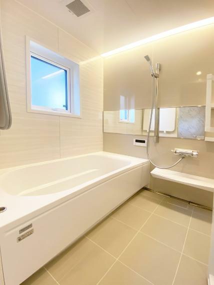 浴室 壁は、ホワイトとベージュ系で清潔感のある浴室にしました。ワイドミラーの視覚効果で浴室も広く感じられます。