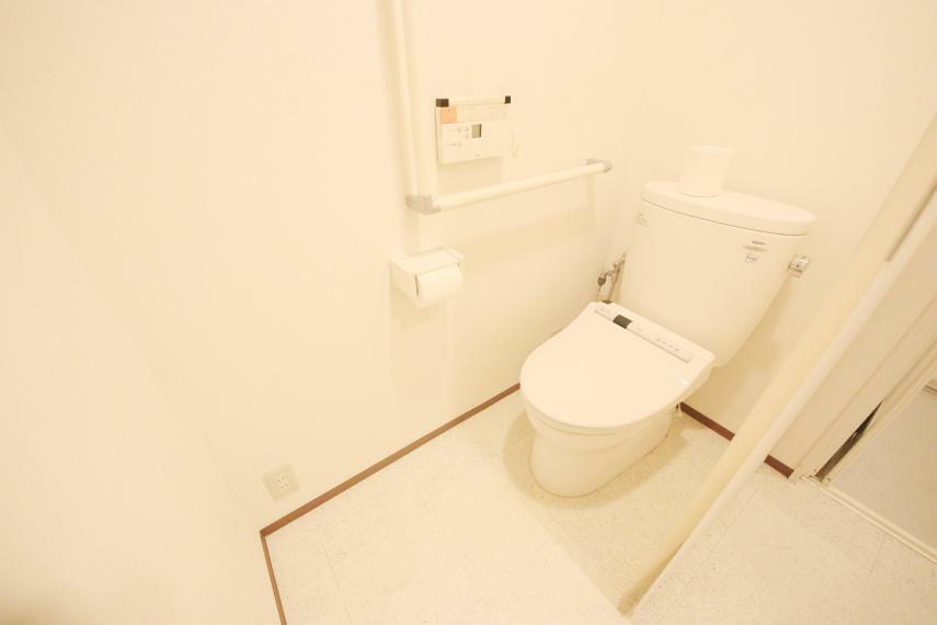 トイレ 災害時でも安心のタンク付きトイレ。手すりもあり、安心です！