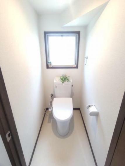 トイレ 【リフォーム完成】便器は、大切な水を無駄なく節約しながら、強力な水流で洗い流す、家計にやさしい節水タイプに交換。壁・天井クロスを張替え、床クッションフロア張替え清潔な空間が広がります。