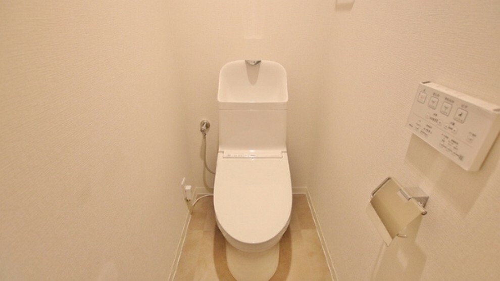 トイレ トイレは明るい空間で清潔感があります。