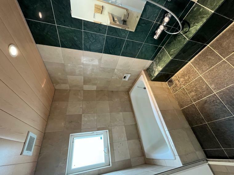 大理石張りの浴室　床暖房付きで冬でも暖かく入浴できます。