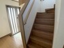 【リフォーム中】階段は、天井・壁クロス張替、照明交換、床クリーニングを行います。手すりも交換し、ご年配の方やお子様でも上り下りしやすい階段に仕上げます。