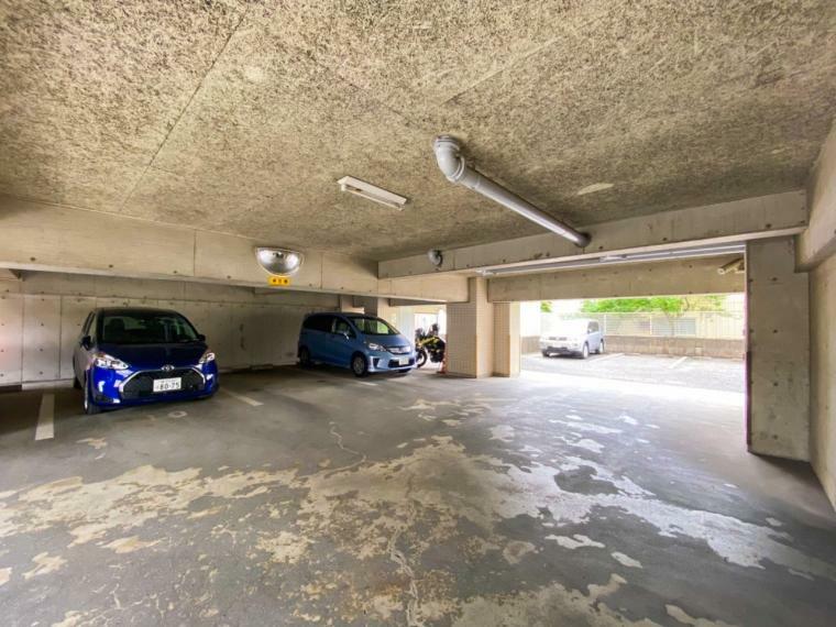 敷地内駐車場 お車の出し入れがし易いゆったりとしたレイアウトの敷地内駐車場。