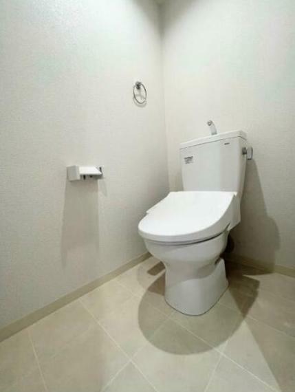 トイレ トイレはTOTO製の温水洗浄機能付きに新品交換済み！