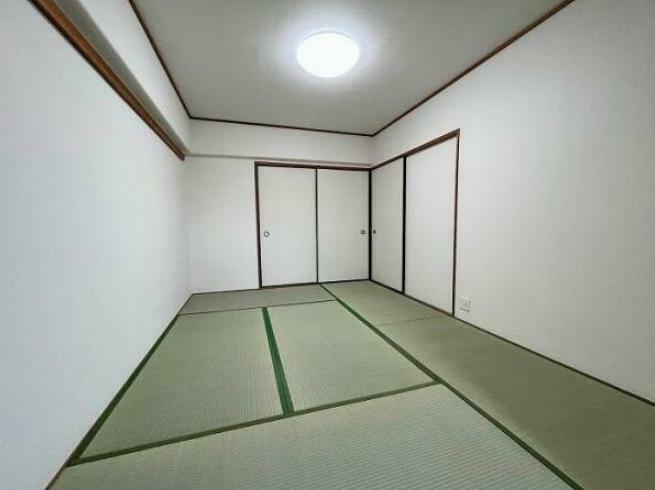 和室 「6帖和室」 和室にはリビングからも廊下からも行けるようになっている便利な2WAYの間取り！