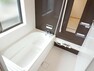 浴室 【同仕様写真】ハウステック社製の新品ユニットバスです。自動湯張り・追い炊き機能付きの室内は水はけが良く滑りにくく毎日のお掃除もラクラクです。