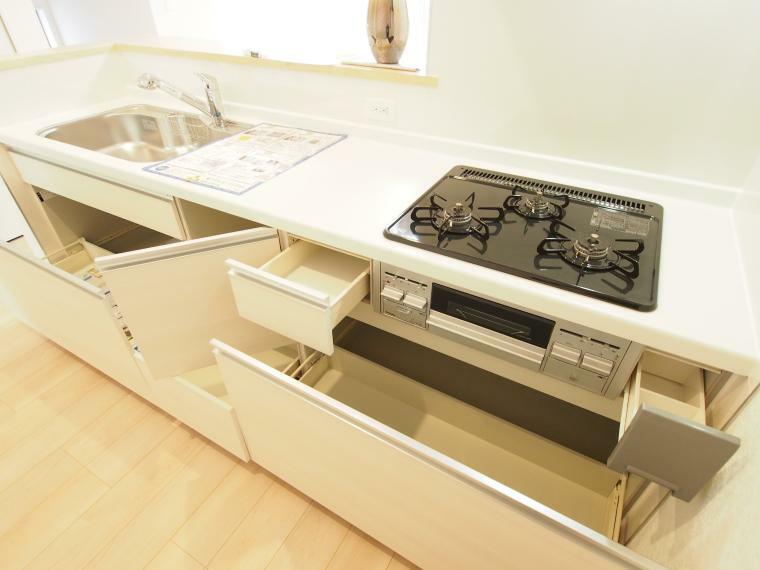 キッチン システムキッチンには、掃除がしやすいというメリットがあります。 お手入れや掃除が楽になることで、揚げ物や炒め物のようにキッチンが汚れやすい料理も作りやすくなりますよ。