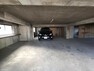 駐車場 【リフォーム中】1階の車庫は4台駐車可能です。物置も土間コンクリートとなっており、趣味用品・シーズンの物が沢山置けますね。