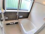 浴室 【リフォーム済　7/15撮影】浴室はハウステック製の新品のユニットバスに交換しました。浴槽には滑り止めの凹凸があり、床は濡れた状態でも滑りにくい加工がされている安心設計です。