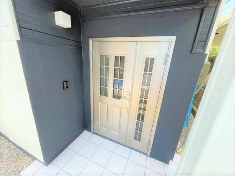 玄関 【リフォーム済　7/15撮影】玄関の写真です。玄関扉の交換、タイルの交換、外壁の塗装を行いました。玄関はお家の顔になるので、新品に変わっていると気持ちがいいですね。