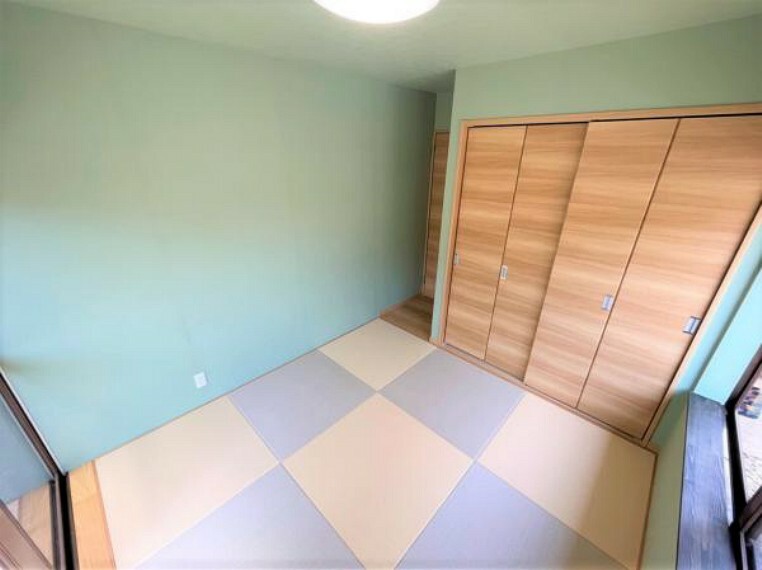 【リフォーム済　7/15撮影】1階和室は床の間を収納にし、畳の新設を行いました。正方形の畳を用いて和モダンな空間に仕上げております。