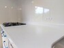 【リフォーム済　7/15撮影】キッチンの作業スペースの写真です。幅約90cmと広々としており、料理などをする際にも作業がしやすくなっております。正面に2口コンセントを設置しておりますので便利ですね。