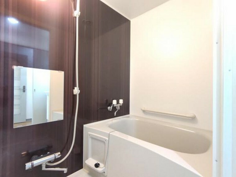 浴室 【リフォーム中写真】0.75坪ユニットバス。2016年に交換されています。浴室はクリーニングを行います。アクセントパネルがお洒落なユニットバスです。